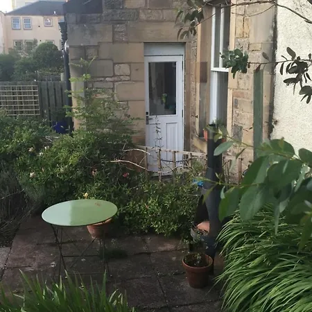 Central And Spacious 2 Bedroom Flat With Garden Edinburgh Exterior photo