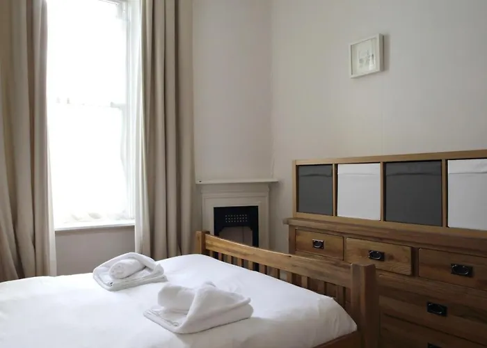 Central And Spacious 2 Bedroom Flat With Garden