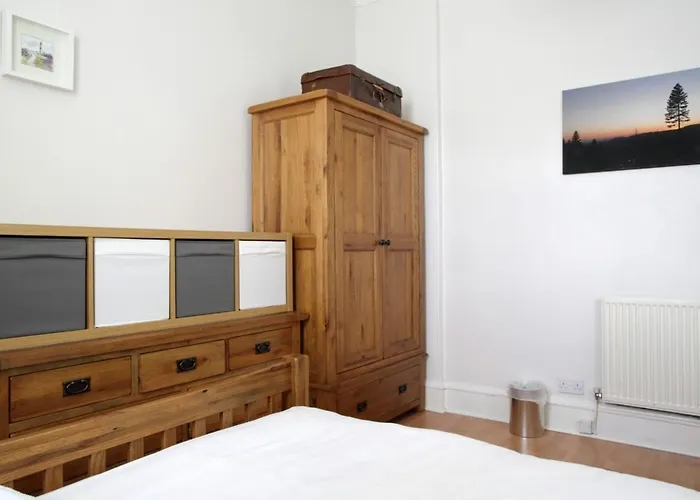 Central And Spacious 2 Bedroom Flat With Garden